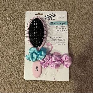 NWT Studio Dry 3 Piece Brush &‎ Scrunchie Set